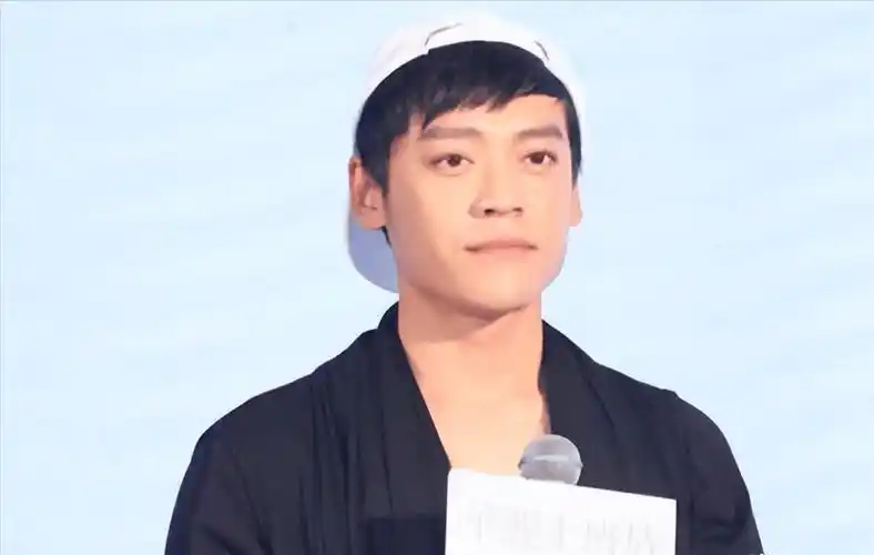 原来他是巍子的儿子,难怪长得帅演技还出色,真的是虎父无犬子!