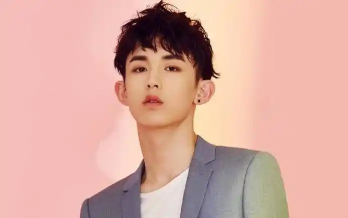 郭俊辰公布恋情,引发粉丝热议:他的爱情故事如何演绎?