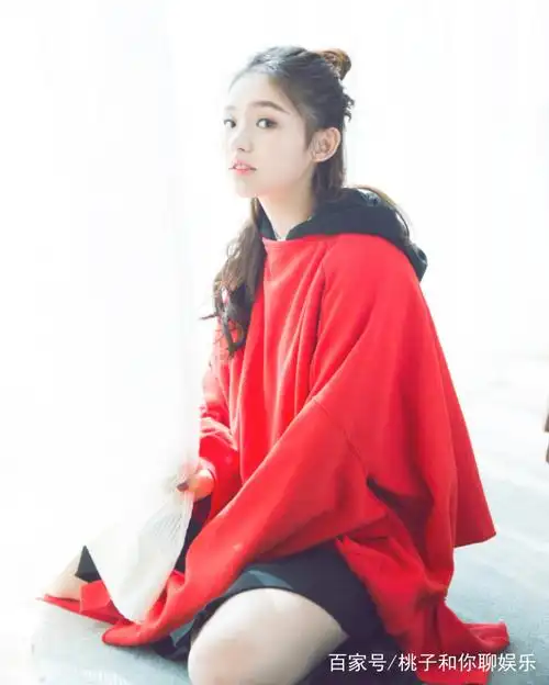 林允:可爱的丸子头搭配红色卫衣,真是个青春靓丽的美少女!