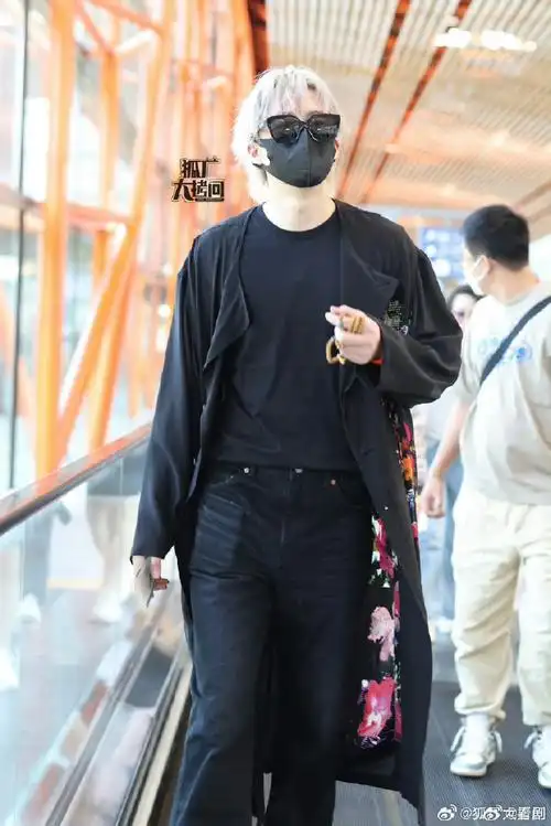 刘宇宁串儿不离手##刘宇宁北京机场路透图