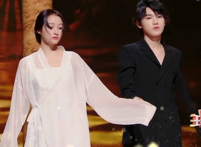 关晓彤被绊倒差点摔宋亚轩身上他下意识反应亮了没让女粉失望