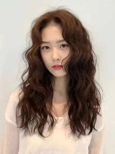 秋季必烫的5款小卷发显脸小显发量适合所有风格的女生