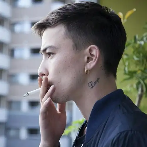 微博找图去水印 欧美 侧脸 抽烟 男头