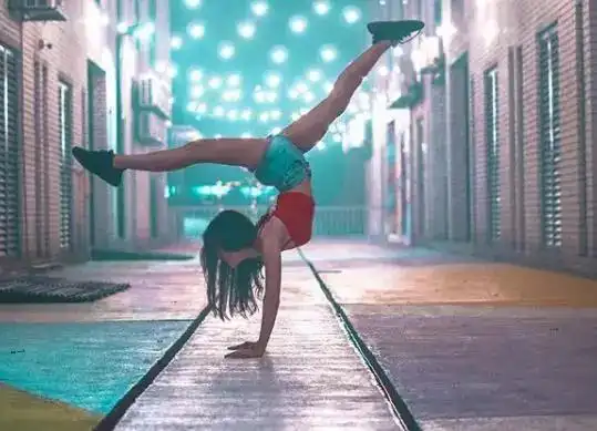 19岁辣妹因爱"劈腿"走红,运动系的女生也太美了!