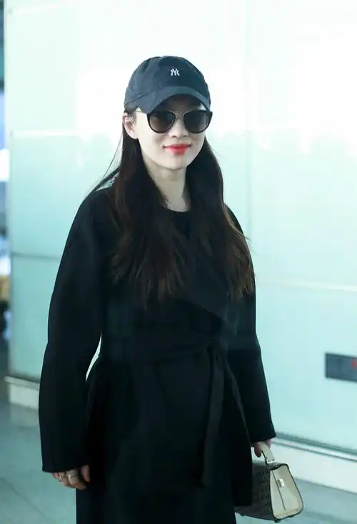 霍思燕一身潮搭现身机场 红唇雪肤吸睛气色超好