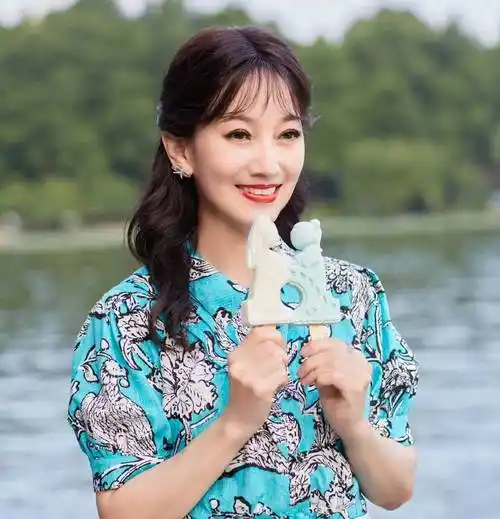 原创不愧是冻龄女神70岁赵雅芝现身酒店身材曼妙美貌依旧