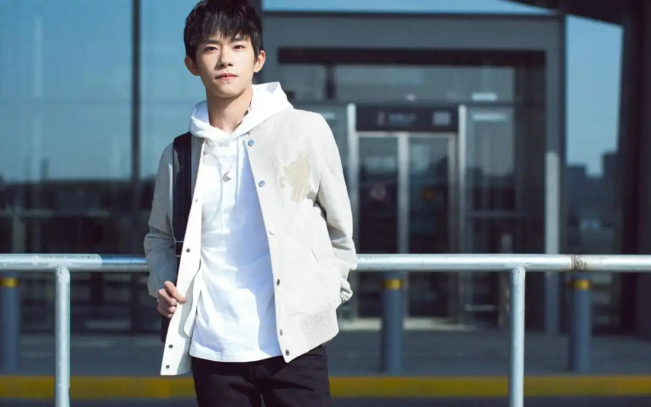 易烊千玺最新街拍写真图片