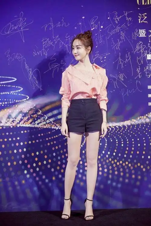 杨蓉活动穿长衫配短裤161身高竟凹出2米大长腿,网友:冷不冷