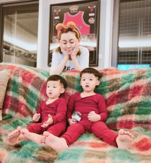 范玮琪沉迷晒娃无法自拔 飞飞翔翔扮"香肠人"超可爱(图)