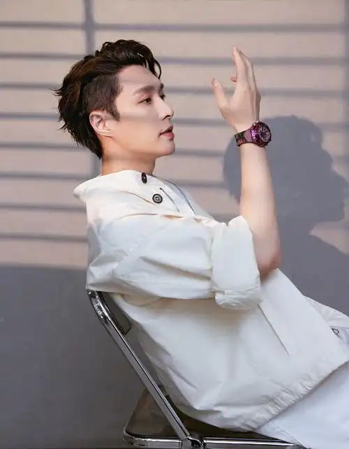 张艺兴最新光影写真释出新剧相逢时节日前收官引热议