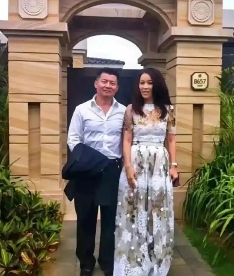 那英和丈夫孟桐: 歌坛天后那英夫妻二人罕见同框,那英一件花裙搭配