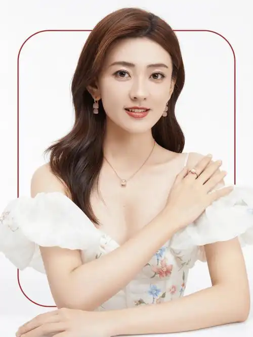 梁洁丨佩戴宝曼兰朵韵律美感兼容摩登曼妙