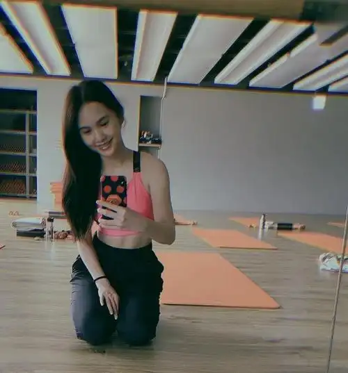 杨丞琳晒健身照马甲线清晰对镜甜笑自拍温婉可人