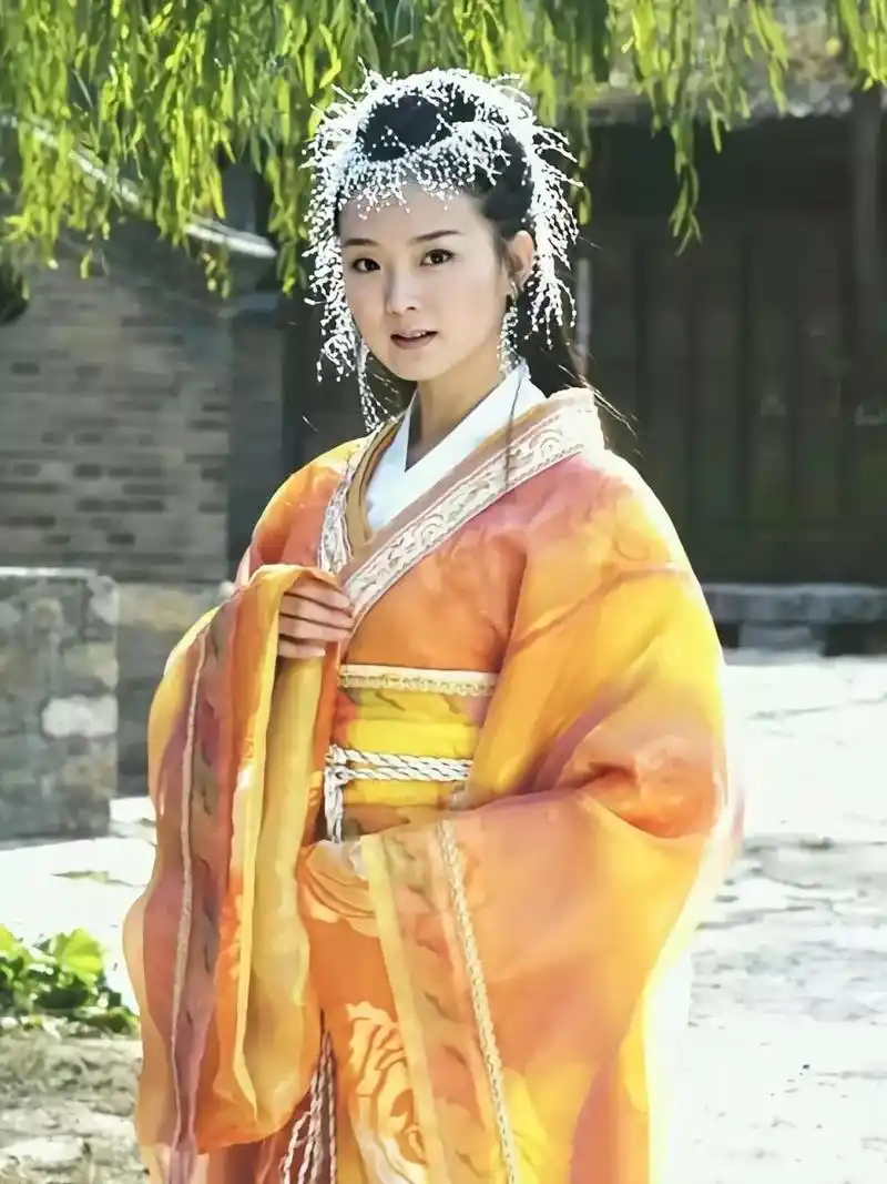 分享一组王艳古装图片,她饰演了许多角色,《花姑子》中的钟素秋