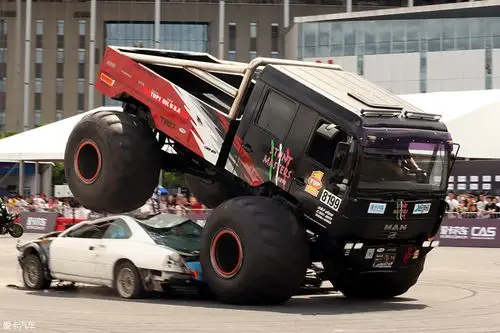 > 残暴大脚车名不虚传