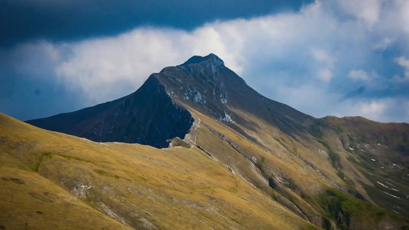 雄伟壮观的山峰图片高清宽屏桌面壁纸