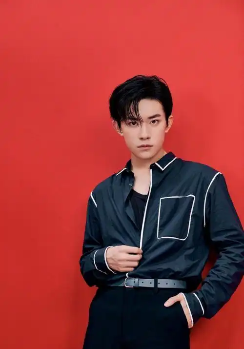 易烊千玺成熟西装大片曝光大背头大佬风这个少年不一般