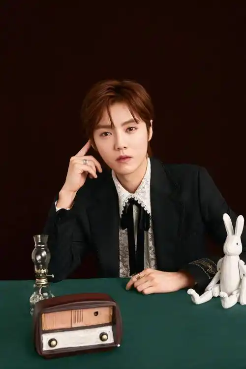 鹿晗身着黑色西装变身复古鹿公子