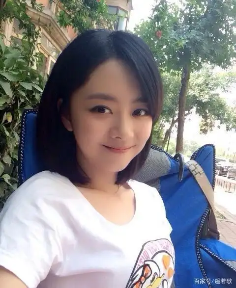 这组图是谭松韵早期的照片,她的甜美是天生的