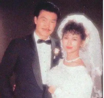 黄锦燊出现在赵雅芝人生中最狼狈的时候,他和赵雅芝因戏结缘.