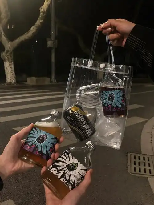 和朋友路边喝酒手机上传来讯息7715"姑苏区酒吧不让开了"?