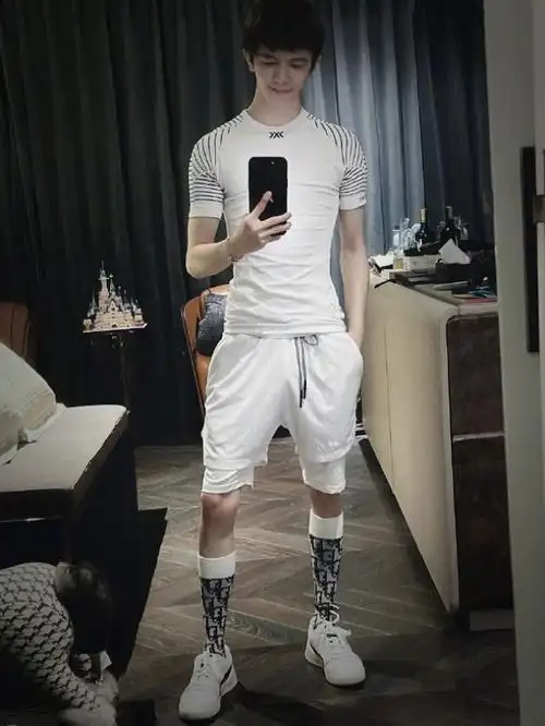 郭敬明到底多高(郭敬明的全身照被玩坏了)