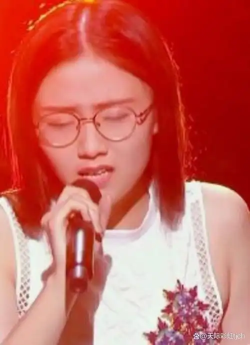 2017年7月,郭沁参加《中国新歌声第二季》,凭借演唱《美若黎明》加入