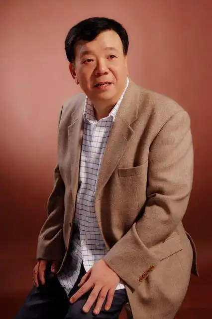 而是刘星的爸爸,刘星有两个爸爸,一个是夏东海,一个叫胡一统亲生父亲