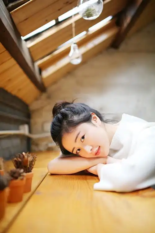 丸子头阁楼女孩呆萌可爱性感清纯可爱美女写真图片