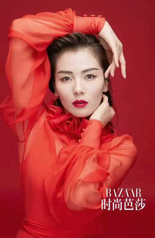 黑色蓬蓬袖吮指的性感可爱,红裙飘逸微醺的慵懒迷人,刘涛在御姐萝莉中