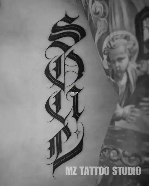 哥特字母纹身墨竹刺青