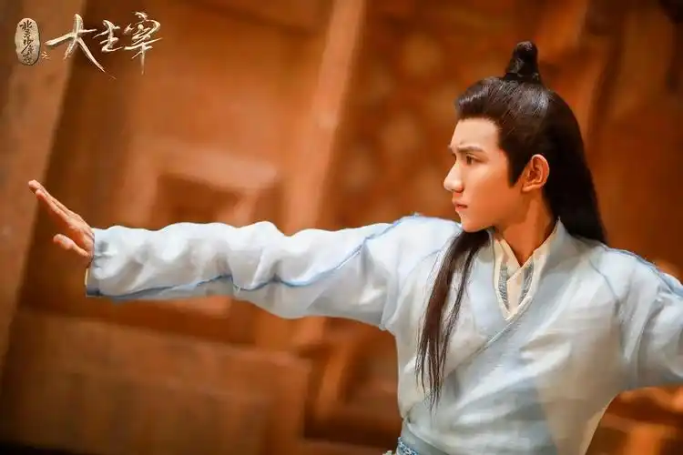王源在大主宰里的古装挺帅的啊