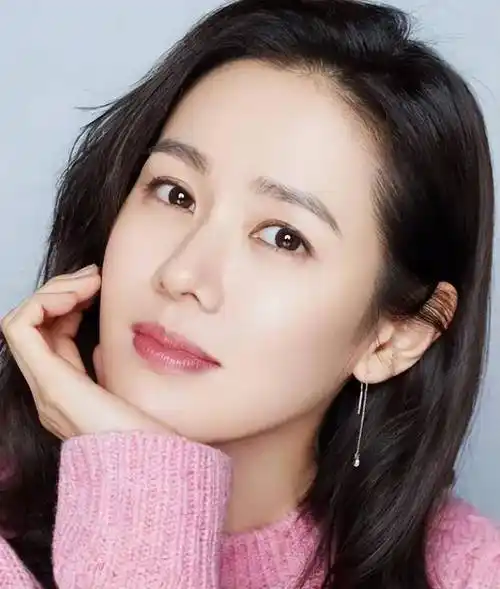 其清纯淡雅的容颜,精湛的演技和优秀的个人品质成为了备受瞩目的明星