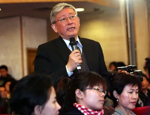 香港凤凰卫视评论员曹景行在提问. 新华社记者 庞兴雷摄