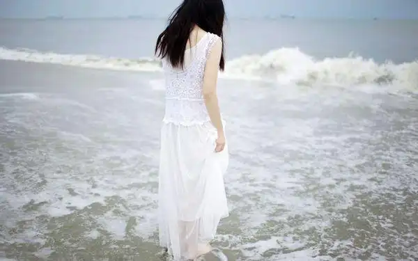 谁有穿白纱裙扎麻花辫的女生背影,意境唯美的那种