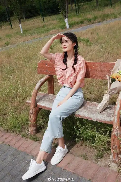 李沁少女风写真好甜美穿蜜桃粉衬衣扎麻花辫娇俏可爱