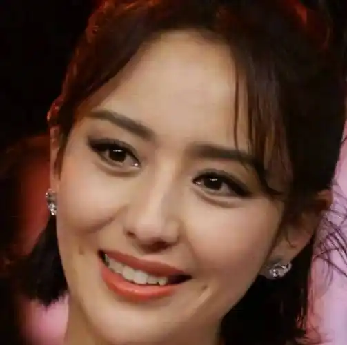 烤瓷牙统治了半个娱乐圈,这些明星牙齿有缺陷却坚决不整,太难得