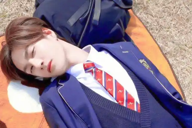 王一博"学生照"曝光,有谁注意他的校服?