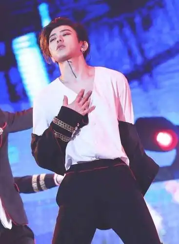 蔡徐坤演唱会秀喉结拉链纹身,性感或低俗?网友:人好看不就行了