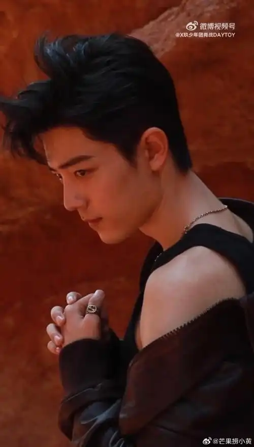 肖战黑背心##肖战香肩小露