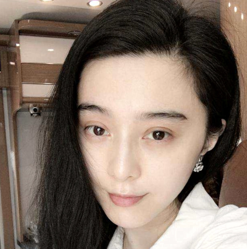 林依晨就不用说了,前段时间素颜做直播的时候还一直被称赞是冻龄少女