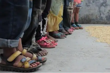 学校统一赤脚上学