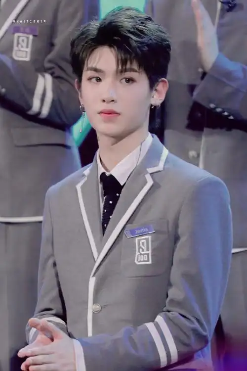 黄明昊0406出道两周年快乐