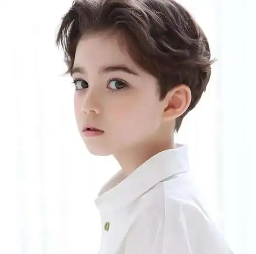 5岁萌宝发量惊人,帅气发型穿搭不输小鲜肉,他才是全网最靓的崽