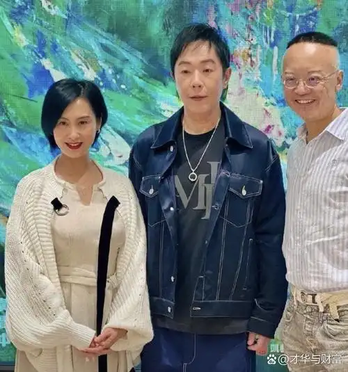 女神朱茵和黄贯中站在一起,还挺般配的.