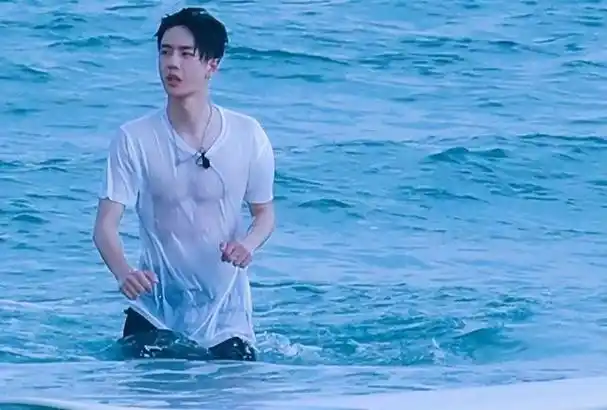 他穿着白色背心,肌肉线条一览无余,胸肌和腹肌都显得格外抢眼.