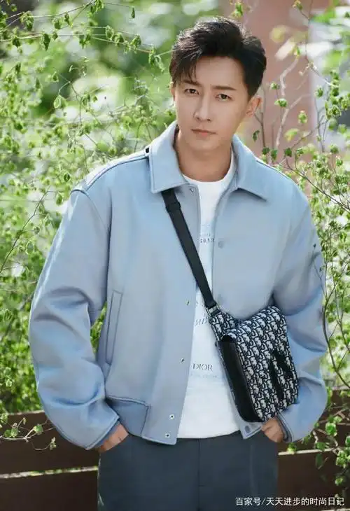 韩庚卢靖姗夫妇同框拍写真,情侣穿搭很好看,岁月静好甜蜜又温馨