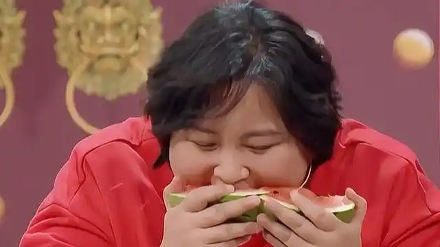 贾玲挑战三秒吃西瓜,全程高能笑到胃疼,不愧是段子手!