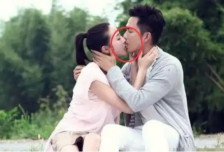 钟汉良张钧甯的吻戏真陶醉,看!小哇的舌头都出来了!