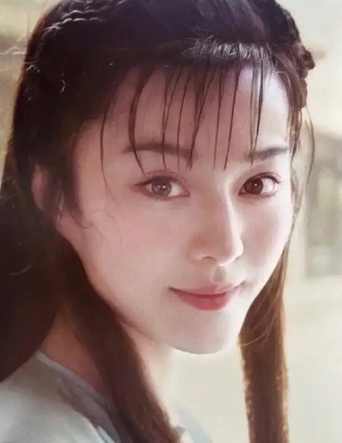 照片中,20岁的范冰冰清纯可人,长发披肩笑容甜美又治愈.